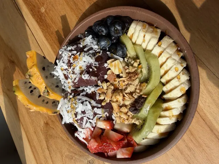 Açaí bowl con fruta fresca