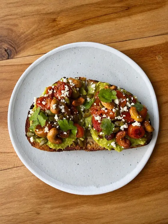 Avo toast con pan artesanal